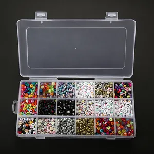 Dettaglio di una scatola a 15 scomparti con perline colorate con lettere per fai-da-te