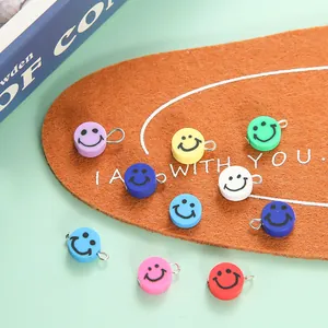 Bunte runde Smiley-Anhänger mit Metallringen für die DIY-Schmuckherstellung