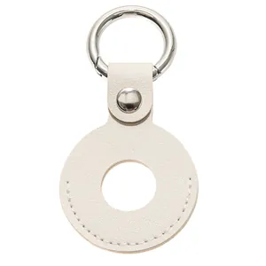Detail van witte lederen AirTag-houder met zilveren karabijnhaak en strakke stiksels