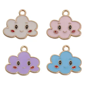 Detalle de dijes de nubes coloridas con caras sonrientes para la creación de joyería