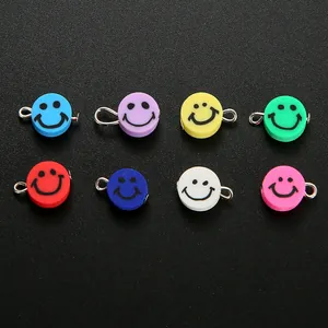 Set mit acht bunten Smiley-Anhängern für DIY-Schmuckherstellung auf dunklem Grund