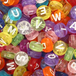Dettaglio di perline colorate con lettere da 6mm per la creazione di gioielli DIY