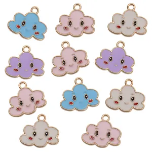 Detalle de dijes de nubes coloridas con bordes de aleación de oro para joyería DIY