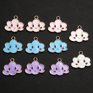 Detalle de dijes de nubes sonrientes de colores para joyería DIY y fundas de móvil