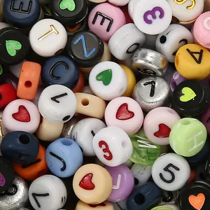 Vista macro di perline colorate da 6mm con lettere e numeri per la creazione di gioielli