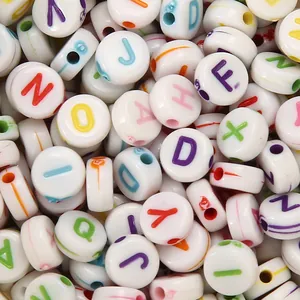 Dettaglio di perline colorate con lettere per creazione gioielli fai-da-te e bricolage