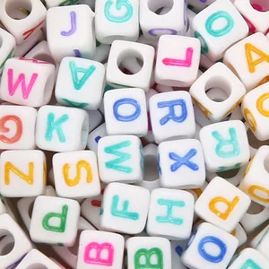 Dettaglio di perle alfabetiche in acrilico da 6mm con lettere colorate per gioielli fai-da-te