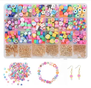 Makroansicht eines 24-Gitter-Bastelsets mit bunten Tonperlen und Anhängern für Armbänder