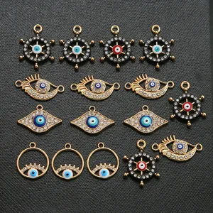 Détail macro de seize breloques gouvernail œil grec avec strass et placage en alliage
