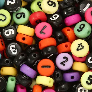 Dettaglio di perline rotonde in ABS da 6mm con numeri stampati per creazioni di gioielli DIY