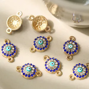 Dettaglio di ciondoli occhio del diavolo dorati con strass blu per gioielli DIY