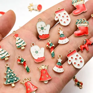 Nahaufnahme von Emaille-Weihnachtsanhängern aus Legierung für DIY-Schmuckherstellung