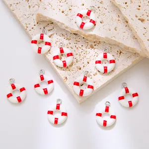Detailweergave van negen miniatuur reddingsboei hangers voor het maken van doe-het-zelf sieraden