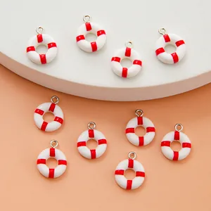 Detail van rood-witte reddingsboei bedeltjes van hars met zilveren ringen voor DIY