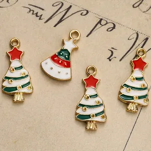 Nahaufnahme von Emaille-Weihnachtsbaum-Anhängern aus Legierung für DIY-Schmuckherstellung