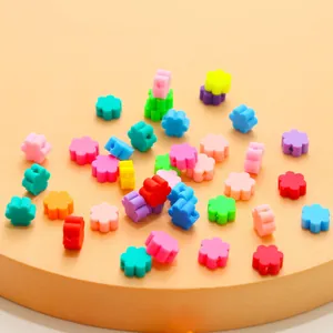 Perles en forme de fleurs colorées pour création de bijoux DIY et colliers