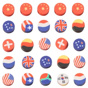 Vue macro de 25 perles en pâte polymère colorées avec divers motifs de drapeaux nationaux