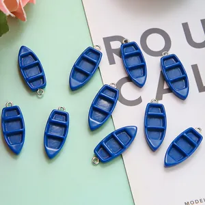 Detailweergave van tien blauwe boot-hangers van hars voor DIY-sieraden en sleutelhangers