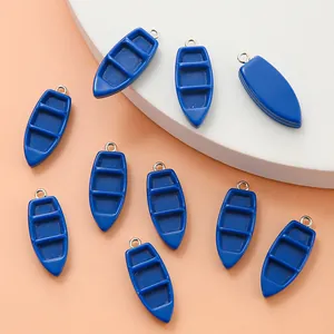 Detailweergave van tien blauwe miniatuurboot hangers van hars met zilveren metalen ringen