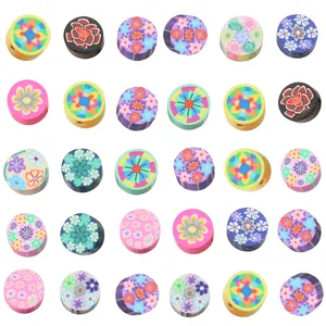 Vue détaillée de perles en pâte polymère colorées avec motifs floraux et cœurs