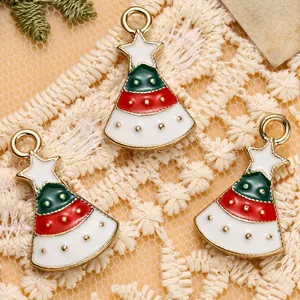 Detailansicht von drei Emaille-Weihnachtsbaumanhängern mit Goldakzenten auf Spitze