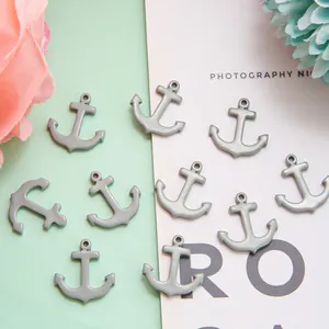Set van negen matgrijze ankerhangers voor creatieve doe-het-zelf sieraden en accessoires