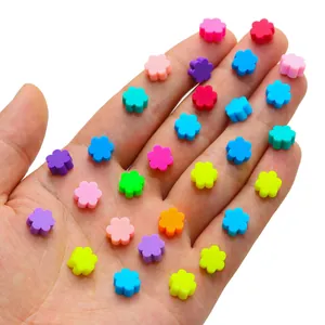 Vue détaillée de perles de fleurs colorées en pâte polymère pour la création de bijoux
