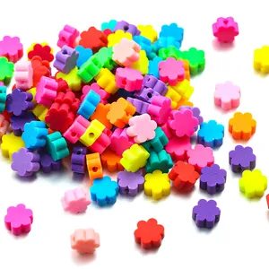 Gros plan de perles acryliques colorées en forme de fleur pour la création de bijoux