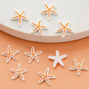 Macro-opname van realistische mini zeester hangers met oranje textuur voor DIY knutselen