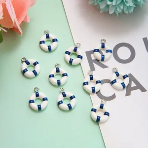 Detailopname van negen blauw-witte reddingsboei-bedeltjes voor het maken van DIY-sieraden