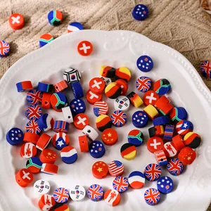 Détail macro de perles en pâte polymère mixte avec divers drapeaux nationaux pour bijoux DIY