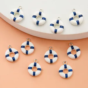 Miniatuur reddingsboei DIY hangers in blauw en wit met zilveren ringen voor sieraden