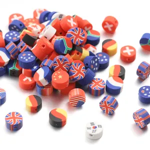 Gros plan de perles en pâte polymère aux drapeaux du monde pour la création de bijoux