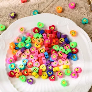 Gros plan de perles colorées en forme de cœur avec visages souriants pour bijoux DIY