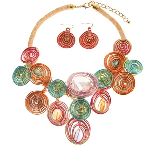 Detailansicht von buntem Spiralschmuck-Set mit Kristallen und handgewebten Details