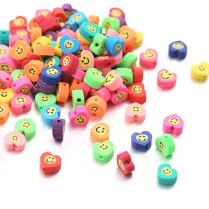 Gros plan de perles colorées en forme de cœur avec smiley pour la création de bijoux