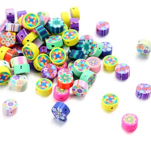 Gros plan de perles fleurs en pâte polymère colorée pour bijoux aux motifs vibrants