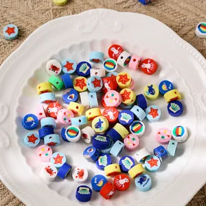 Détail de perles en pâte polymère sur le thème marin avec étoiles de mer et coquillages