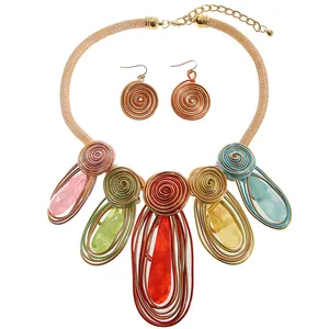 Details des handgefertigten afrikanischen Tribal-Schmucksets mit bunten Tropfenanhängern