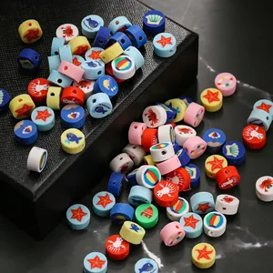 Détails macro de perles en pâte polymère colorées avec divers motifs marins