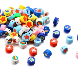 Vue macro de perles en pâte polymère colorées avec motifs nautiques d'étoiles de mer