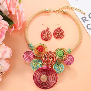 Details von bunten afrikanischen Ethno-Schmuckset mit handgefertigtem Spiral-Metalldraht