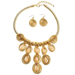 Ethnisches Boho-Schmuckset mit vergoldeten Halsketten und Tropfenperlen-Ohrringen