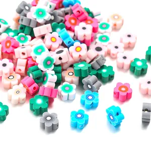 Vue macro de perles de fleurs en pâte polymère colorées avec trous pour bijoux DIY artisanat