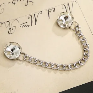 Bijoux de chaussures avec chaînes de perles en résine et accents de cristal élégants