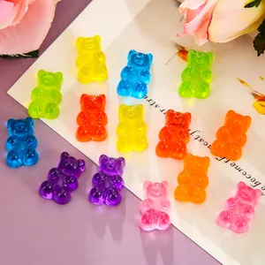 Nahaufnahme bunter transparenter Harz-Gummibärchen für DIY-Schmuck und Bastelprojekte