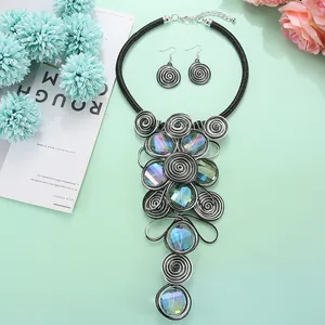 Detailansicht von Stammes-Spiralhalskette und passenden Ohrringen aus Metalldraht
