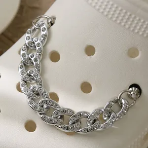 Détail de la chaîne décorative en strass argentés pour sabots avec éclat métallique