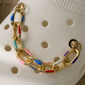 Chaîne dorée pour sabots avec breloques en émail coloré pour décoration de chaussures