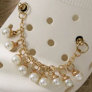 Chaîne décorative dorée avec perles blanches pour sabots et chaussures de jardin